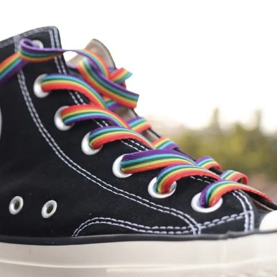 Paire de lacets aux couleurs vives de l'arc-en-ciel, symbole de la fierté LGBT. Paire de lacets aux couleurs vives de l'arc-en-ciel, symbole de la fierté LGBT.