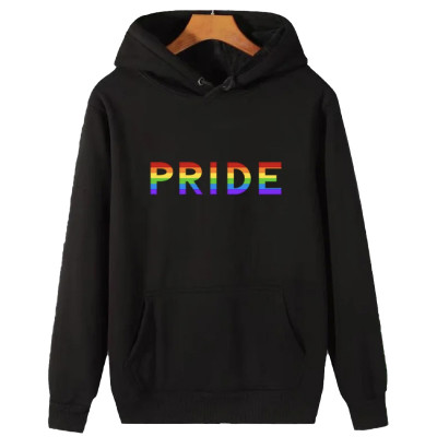 Sweat-shirt Pride noir de face avec le logo de la fierté en couleurs. Sweat-shirt Pride noir de face avec le logo de la fierté en couleurs.