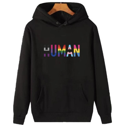 Sweat-shirt noir avec l'inscription Human Pride en lettres multicolores, reprenant différents  drapeaux LGBT