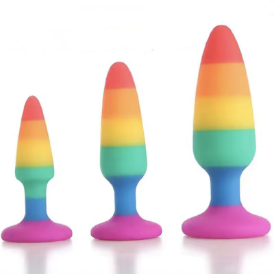 Plug anal en silicone avec des bandes de couleur arc-en-ciel.