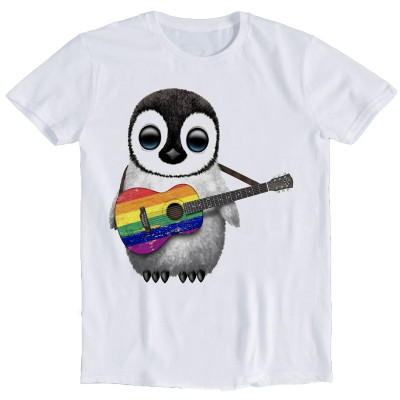 T-shirt blanc en coton avec un motif de pingouin jouant d'une guitare aux couleurs de l'arc-en-ciel. T-shirt blanc en coton avec un motif de pingouin jouant d'une guitare aux couleurs de l'arc-en-ciel.