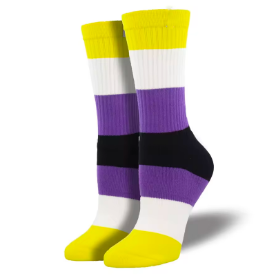 Chaussettes hautes aux couleurs du drapeau non-binaire jaune blanc violet noir sur fond blanc.