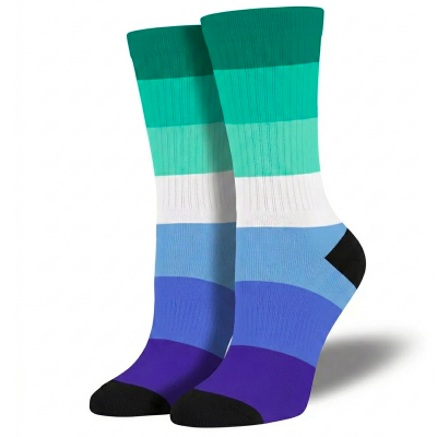 Chaussettes hautes aux couleurs du drapeau gay MLM avec dégradé de vert, blanc et bleu sur fond blanc.